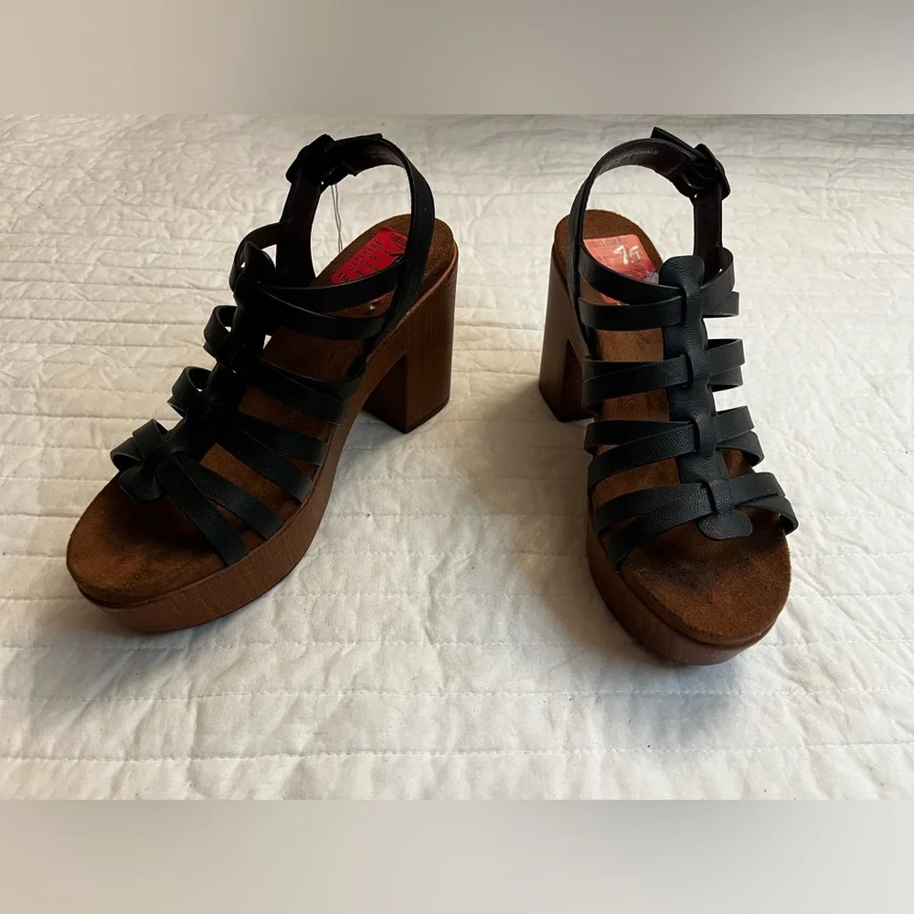 White Mountain Alliance black block heel sandal Excellent nwt